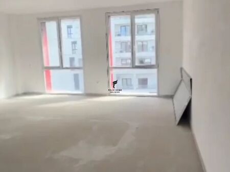 ZYRE ME QERA 148 M2 RRUGA E DIBRES 90.000 LEKE