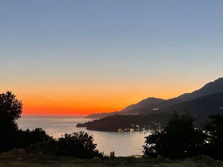 Shitet Toke Siperfaqe 3015 m2  Himare me pamje nga deti me dokumentacion te rregullt Cmimi 2.8 milion euro pak I diskutueshem