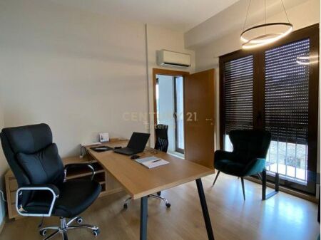 Jepet Apartament 2+1+2 Per Qera Per Zyra te Garda