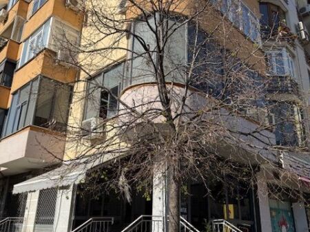 Negozio angolare in vendita vicino a 21 Dhjetori!