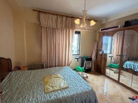 Shitet apartament 2+1 te stacioni trenit ne durres
