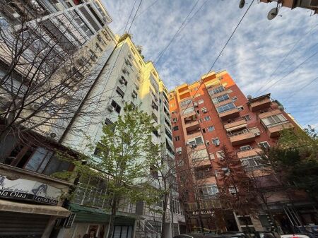 Dyqan Për Shitje te Komuna e Parisit