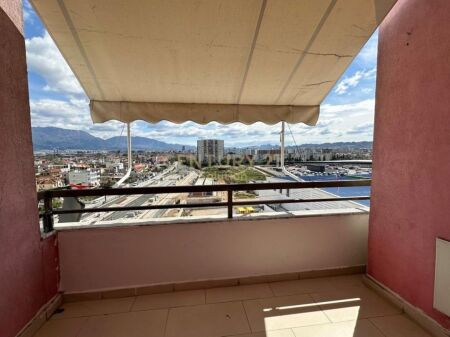 Apartamenti është i organizuar në mënyrë funksionale, me koridor shpërndarës, sallon ndenjeje, dy dhoma gjumi, një tualet dhe një ballkon me pamje te lire.  Ndodhet në katin e 7-të banim, në një pallat të mirëadministruar, në një zonë me perspektivë dhe zhvillim të qëndrueshëm.  Ka orientim shumë të mirë, që siguron ndriçim natyral gjatë gjithë ditës.  Apartamenti shitet ne leke me cmim 125000 leke /M2.  Për më shumë informacion apo për një vizitë në pronë, jeni të lutur të kontaktoni.