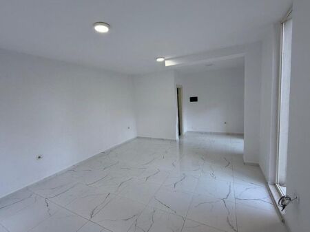 Ambient Biznesi me Qira – Pranë Aksit Kryesor Rrugor, Fresk