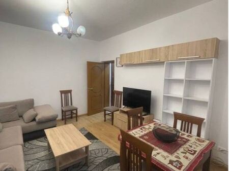 Jepet me qira 1+1 te Pazari i Ri, afër Optika Roma