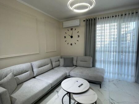 Jepet me qera apartamenti 1+1 ,tek Univers City 40.000 lekë