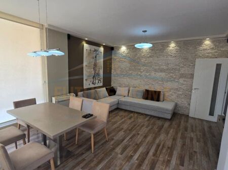 Shitet, Apartament 2+1+2, Blloku i Vilave Selitë, Tiranë