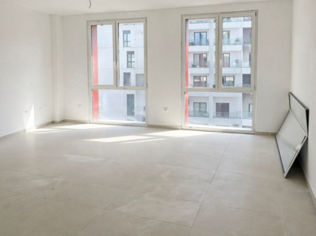 🏢 AMBIENT PËR ZYRA ME QIRA – FARMACIA 10