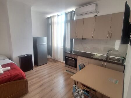 Garsoniere me qera Rruga Muhamet Gjollesha, prane Ring Center, vlera 40 000 leke