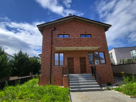 🏡 VILË ME QIRA – PRANË TEG