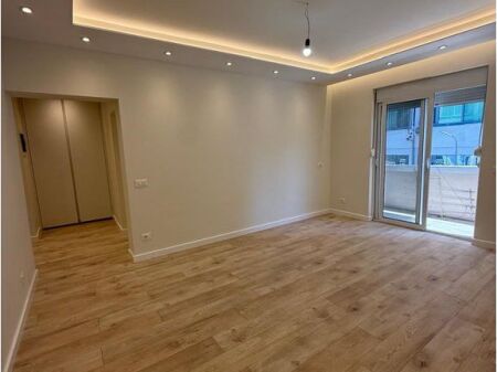 Apartament 3+1 Me Qira , Rruga Barrikadave