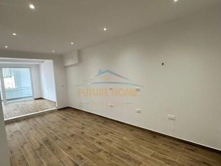 Qera, Ambient biznesi per zyra, Stacioni i Trenit, Tirane.