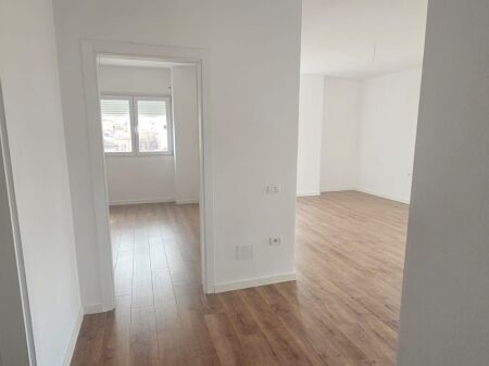 Apartament 3+1+2 per shitje, Pazari i Ri