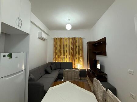🏡 Apartament 1+1 me qira – Kadiu, Ali Demi 📍 • Sipërfaqe: 65 m² • Kati: 5 banim • Tipologjia: 1+1 ✨ Apartament i përshtatshëm për çift ose individë, në një zonë të qetë dhe me akses të mirë në qytet. 💰 Çmimi: 40,000 Lek / muaj 📞 Na kontaktoni për më shumë informacion ose për një vizitë!