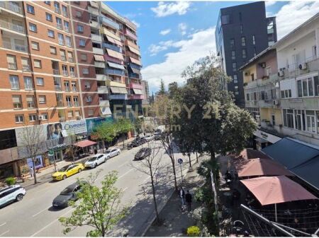 AMBIENT PER ZYRA ME QERA TEK RRUGA E ELBASANIT