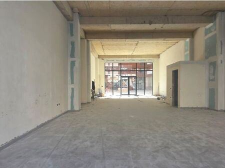 Si affitta unità commerciale ad Astir, al piano 0, con accesso diretto dalla strada.