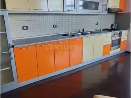 Shitet apartament 3+1+2 në zonën e Selitës, tek Rruga “Rrapo Hekali”.