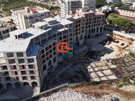 Tek Marina City, ne Sarande, Shitet Apartament 2+1 Me Planimetri Te Rregullt!!