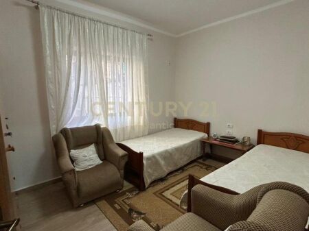 JEPET APARTAMENT 2+1 ME QERA PRANE STADIUMI NE DURRES!