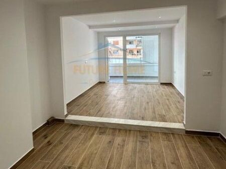 Qera, Ambient biznesi per zyra, Stacioni i Trenit, Tirane.