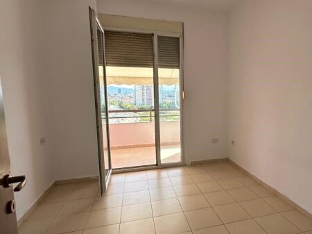 Shitet Apartament 2+1, Kthesa Kamzes