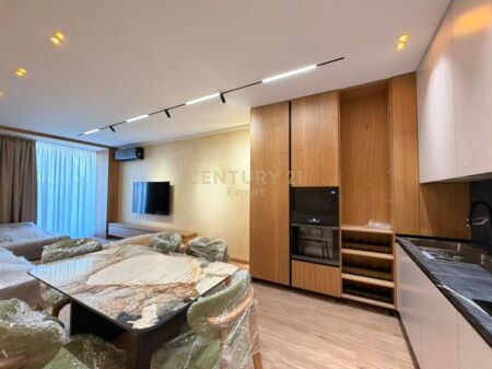 Affittasi appartamento 2+1+2 con posto auto presso Golden Tower, in Via Mine Peza, Tirana