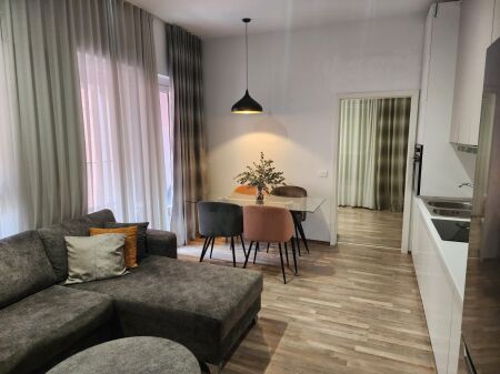 Apartament 1+1 me qera Kompleksi Mangalem ! 400 Euro !