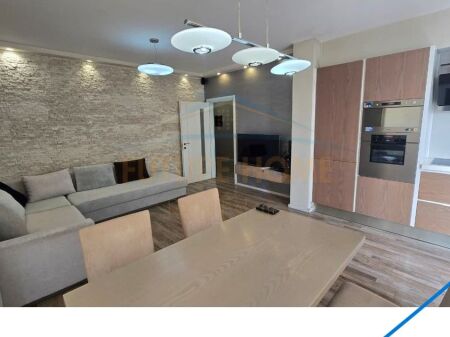 Shitet, Apartament 2+1+2,  Blloku i Vilave Selitë, Tiranë.