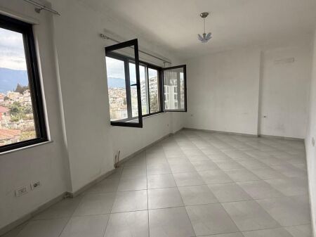 Shitet apartamenti 2+1+2