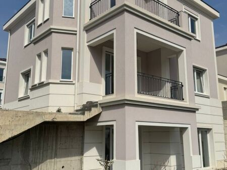 🏡 VILLA DI LUSSO SU 3 PIANI – COLLINA VERDE, VICINO A TEG ✨