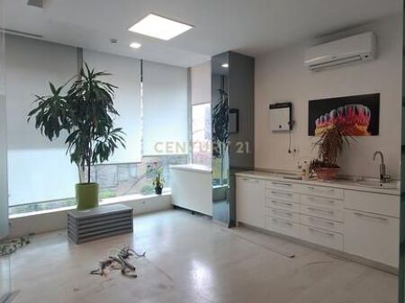 Ambjent buzë rruge për qira pranë Gjimnazit Petro Nini