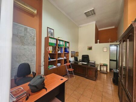 STRADA DI DURAZZO, VENDIAMO UN NEGOZIO ADATTO A ESSERE TRASFORMATO IN APPARTAMENTO