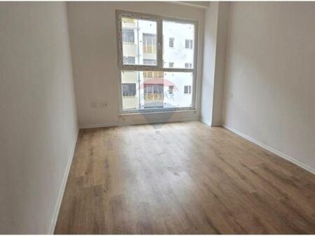 Appartamento 2+1+2 in vendita presso Rez Aura Vendesi appartamento 2+1+2 in Via Dritan Hoxha Complesso Aura. È composto da 1 soggiorno e cucina insieme, 2 camere da letto, 2 bagni e 1 balcone. L'appartamento si trova al 3° piano residenziale di un palazzo con ascensore. Il prezzo è di 1600 Euro al m2. Per maggiori informazioni contattaci.