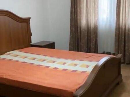 Jepet me qera garzoniere, Rruga Stavri Themeli pas Globe