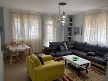 🏬Kodra e Diellit,prane Fondacionit Eleonor shitet apartament  2+1+ verande, 210,000 €