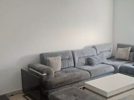 Jepet me qera apartament 1+1 ne Xhamllik