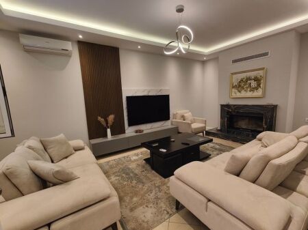 Ofrohet për shitje apartament 1+1 në një nga projektet më moderne dhe prestigjioze në Tiranë, tek United Towers, i pozicionuar përballë Kompleksit Olimpik. Zona është ndër më të kërkuarat për banim dhe investim, falë afërsisë me Parkun e Liqenit dhe aksesit të lehtë me qendrën e qytetit.  Apartamenti organizohet në mënyrë funksionale me:  Ambient ndenje dhe kuzhinë të përbashkët 1 dhomë gjumi 1 tualet Ballkon  Ndodhet në një godinë moderne me standarde të larta ndërtimi, pjesë e një kompleksi multifunksional me rreth 25 kate mbi tokë dhe ambiente shërbimi, parkim nëntokësor dhe administrim të dedikuar. Per me shume informacion na kontaktoni!!