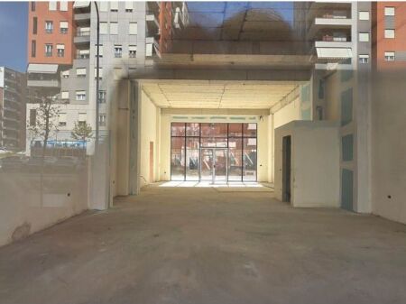 Jepet me qira ambient komercial në Astir ne buze rruge!