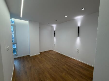 📣 SHITET Apartament 1+1 📍 Prane 21-Dhjetorit ✨   🏢 Ndertim i Ri (Me Ashensor)  📐 Siperfaqe Bruto 54 m2  📐 Siperfaqe Neto 46 m2  🛋️ Totalisht i Restauruar   💶 Cmimi 155.000 Euro