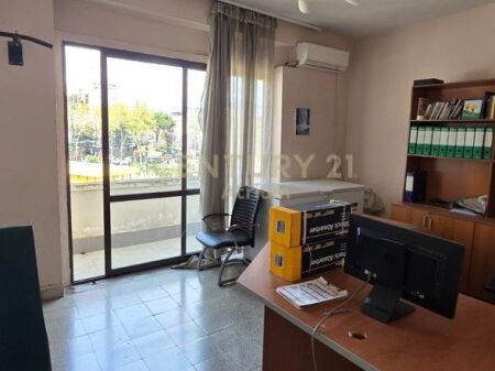 AMBIENTE PER UFFICI IN AFFITTO, VIA ELBASAN