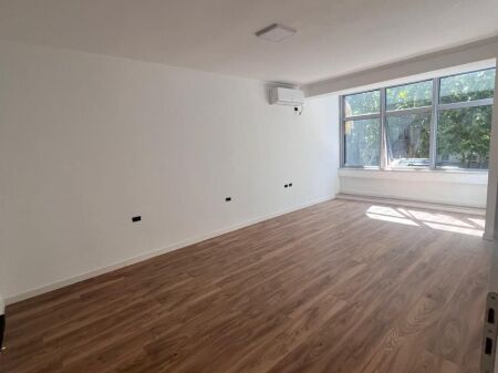 Affittasi 2+1 presso 21 DICEMBRE, di fronte al centro sanitario n. 9, strada principale circondata da vetrine in vetro, ottima possibilità di pubblicità.