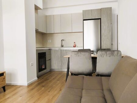 Apartament 1+1 me qera, i ri, i sapo mobiluar, i pabanuar me pare!