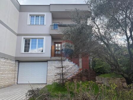 3-storey villa for sale in Sauk!