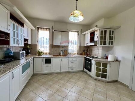 Apartament - Për Shitje - Rruga e Barrikadave, Tiranë