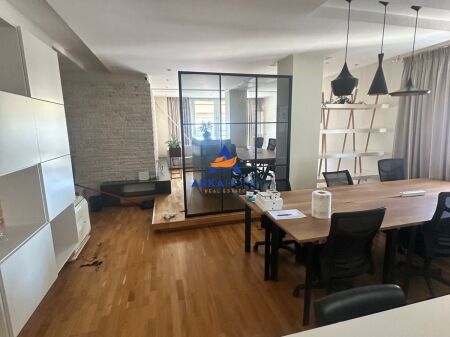 JEPET ZYRE ME QERA 140M2 "RRUGA BRIGADA E 8" 2900 EURO