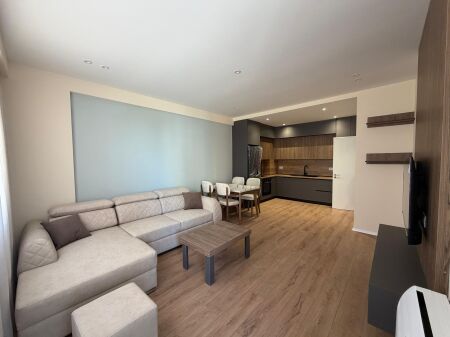 Jepet me qera apartament 1+1 + 🅿️📍 Astir, Kompleksi Urban Gate  ✔️ Kati 5✔️  Pallat me ashensor✔️  I mobiluar✔️  Ambient i bollshëm dhe i organizuar mirë✔️  Përfshihet vend parkimi  💰 Çmimi:  50.000 leke    📞 Për më shumë informacion ose vizitë, kontaktoni