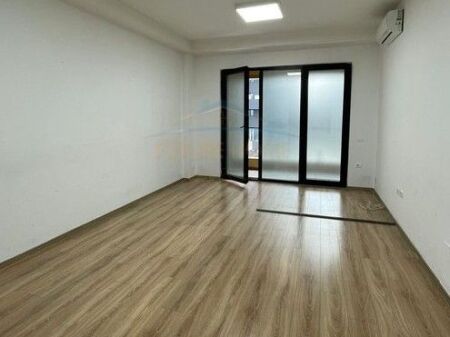 Qera, Ambient biznesi per zyra, Kompleksi Square 21, Tirane.