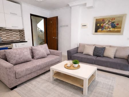 Liqeni i Thate, jepet me qera apartament 2+1!