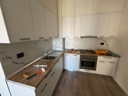 Shitet apartament 1+1 prane Kompleksit Fratari ne Astir.