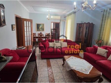 Qera, Pjesë Vile, 3+1+2 , Tregu Elektrik, Tiranë - 750€ | 140 m²